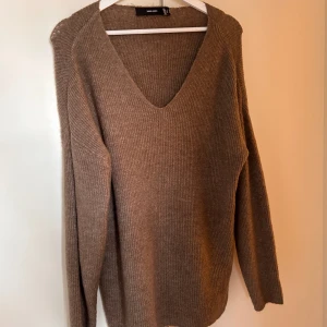 Stickad tröja  - Säljer denna stickade tröja från vero Moda, väldigt mjuk i materialet och rätt lång 