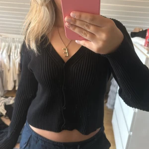 Svart tröja - Fin tröja, inga defekter 