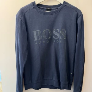 Hugo boss sweatshirt - Storlek M ca 2-3 år gammal   Köparen står för frakten.