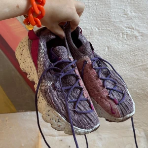 Nike Space Hippie sneakers - Coola sneakers från Nike i lila/rosa tillverkade av restmaterial. Fint använt skick.