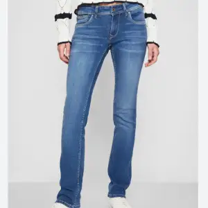 Säljer dessa jeans FAST I SVART!! Köpta på Plick. Storlek W24 L32🩷