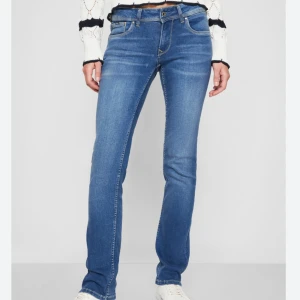 Jeans - Säljer dessa jeans FAST I SVART!! Köpta på Plick. Storlek W24 L32🩷