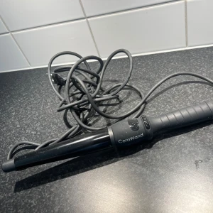 Locktång  - Helt ny locktång, testad en gång och ger fina hållbara lockar!  Går mellan 80-210 grader.   Lockar mitt hår sällan så den används tyvärr inte, tror originalförpackningen ska finnas kvar! 