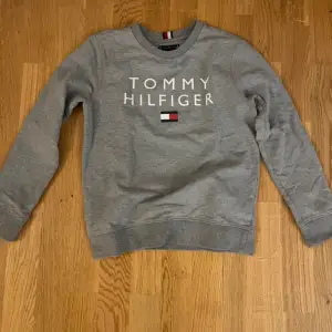 Äkta Tommy Hilfiger sweatshirt inte trasigt/sönder nånstans om du har några frågor kontakta mig 