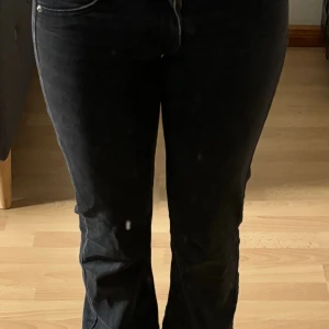 mörkgrå/svarta lågmidjade bootcut jeans - säkjer dessa superfina jeansen då dom är för små för mig. dom är i bra skick & passar mig perfekt i längden som är 164! 