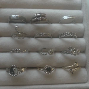 Smycken - Olika smycken som ej kommer till användning 💕 bläddra för fler olika ringar= 15kr st örhängen= 10kr par 