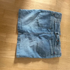 Jeanskjol  - Säljer min älskade lpgmidjade jeanskjol då den blivit för liten, fina detaljer 