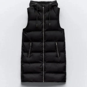 Zara väst  - Bra skick  Nypris ca 559 säljer för 150 Storlek S Köparen står för frakten! 