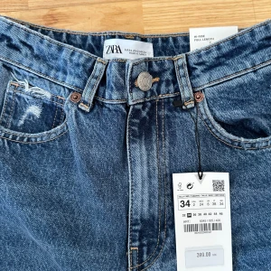 Zara full lenght jeans  - Säljer dessa snygga Zara jeans i storlek 34 för 150kr, då jag råkade beställa två par och aldrig hann lämna tillbaka i tid. Dessa har därför inte blivit använda tidigare 💙Jag beställde dem för 399kr. 