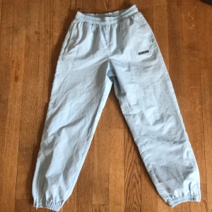 Vintage adidas byxor - Vintage adidas byxor i storlek uk 26. Färgen syns på tredje bilden. Dem har en dragkedja längst ner på benet.