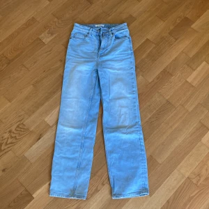 Ljusa blåjeans - Stl 34, hög midja, långa ben, raka byxben