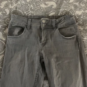 Gråa bootcut jeans! - Gråa bootcut jeans från Gina Tricot young. Säljer dom för att dom inte passar mig. Det är storlek 164 på dom. Dom är jättefina fortfarande och ser ut som nytt!