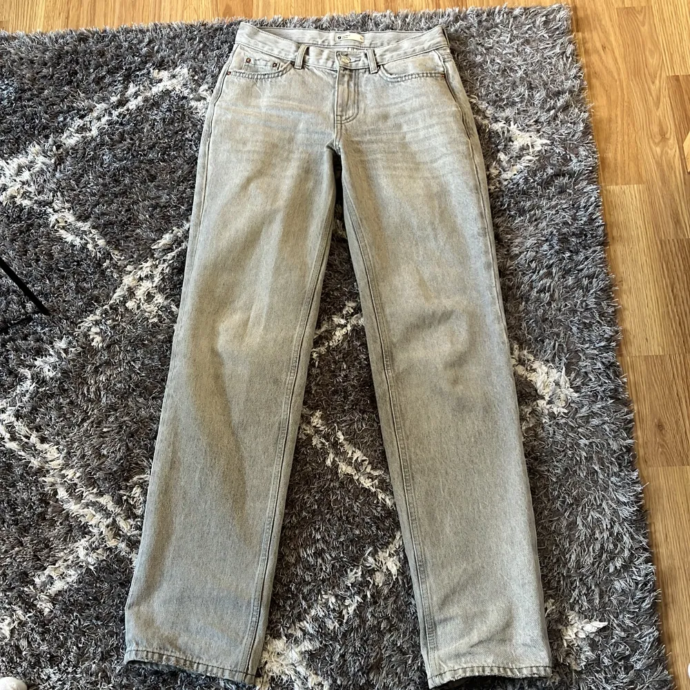 snygga lågmidjade ljusgråa jeans ifrån gina som är i gott skick och inga tecken på slitage. de är i storlek 32 men passar upp till 36! skriv flr fler bilder frågor eller mått!!. Jeans & Byxor.