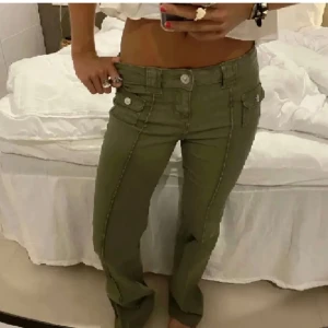 Gröna HM jeans - Säljer de populära HM jeansen bra skick förutom där nere på jeansen!