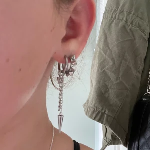 Fina örhängen - Säljer nu dessa jättesöta örhängen , dem är köpta på shein för 20kr , säljer dom så jag aldrig har använt dem.💞