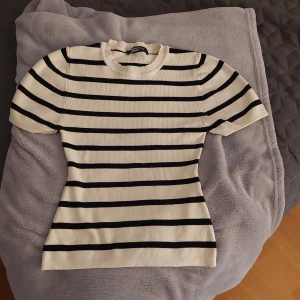 Fin T-shirt ifrån Gina Tricot  - Fin T-shirt ifrån gina tricot änvänd få gånger, tvättad ett fåtal gånger!  Katt i hemmet! 