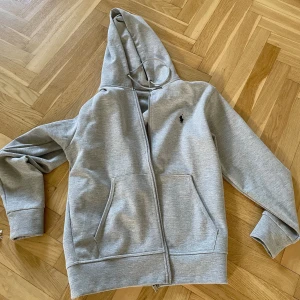 Polo Ralph Lauren Zip - Tja säljer min polo Ralph Lauren zip Hoodie då den inte passade. Köpte här på plick ett tag sen. Använd Max en gång