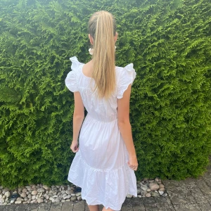 Sommarklänning - Ny ägare sökes till denna söta sommarklänning.  Använd endast 1 (!) gång på grund av felköp av storlek. Fin passform och utmärkt skick. Är du intresserad? Tveka inte med att höra av dig, pris är diskuterbart💫✨ 