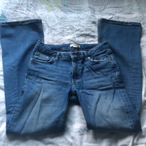 Low/mid Rise bootcut Jeans  - Snygga bootcut jeans från Gina Tricot! Väl använda men inga synliga tecken på slitage. Jag är 159cm lång och bär storlek 158. Jag säljer dessa för att de börjar bli för korta. Inköpta för 299.