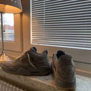  Air Jordan 4 ”KAWS” - Ny- använt 5 gånger. ”Underskor” lyser i mörkret.  Ny pris( 4000 )   Säljer pågrund av den är för liten för mig  Vid frågor- chatten är öppet  ((Checka mitt konto för mer firee kläder))