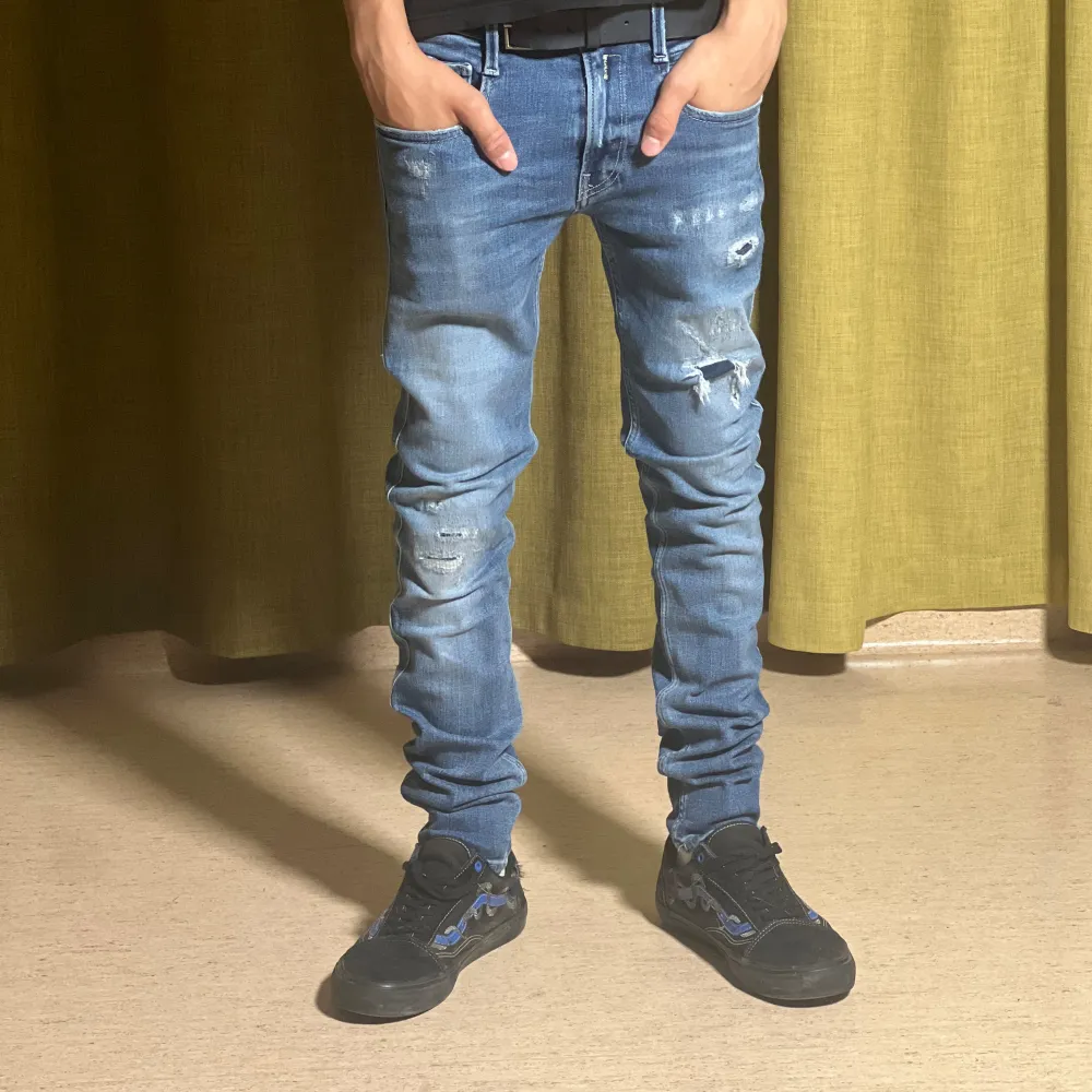 Ett par blå slimfitt replay anbass jeans med slitna detaljer. riktigt feta i storlek W29 L32 vårt pris 499 vid en snab afär går de att diskutera . Jeans & Byxor.