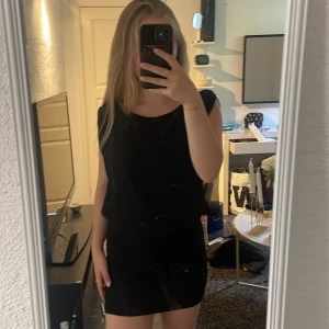 Kläning  - En klänning som ser ut som en kjol och en tröja 