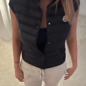 Moncler väst - Säljer min mörkblåa moncler väst. Strl 12 passar mig som bär xxs/xs. I nyskick, använd fåtal gånger. Har äktahetsbevis! Hör av er vid intresse, pris är diskuterbart💗