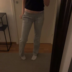 Juicy byxor - gråa juicy byxor som inte kommer till användning längre, dom har en liten söndrig del vid fickan på bild 3 men inget som märks. grejerna som satt på smörerna är också av därav säljs som billigt. original pris 1,200kr 