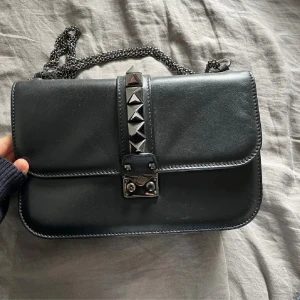 Valentino väska - Säljer denna snygga äkta valentino väskan som är i nyskick! Äktahetsbevis, dustbag och box medföljer:)