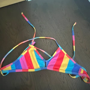 Bikini överdel från Jolyn  - Randig bikiniöverdel från Jolyn. Storlek S. Oanvänd och därav i nyskick. 