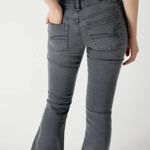 Junkyard low Waist boot cut S - Mkt fint skick, knappt använda mörkgrå. Kan skicka fler bilder. Innerbenslängd 81/82 cm. I tum motsvarar de ca 27/28