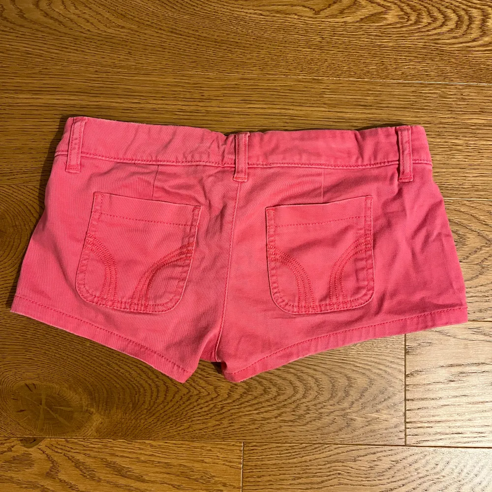 Så fina lågmidjade shorts från Hollister. Perfekta till sommaren! Bra skick, inga defekter. Midjemåttet är 37,5 cm. . Shorts.