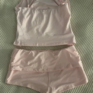 Rosa sett - Helt ny utan pris lapp, passar medium till large, lågmidjade shorts