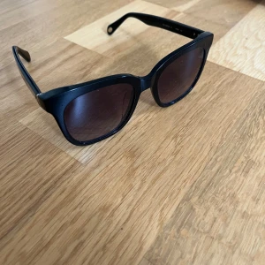 Fossil solglasögon - Använt 1-2 gånger, inga defekter och jag säljer dem för att de inte kommer till användning längre 💕 (äkta) Skriv för mer information. Passar alla, alltså inte bara till för ett kön😊 Originalpris: 899kr