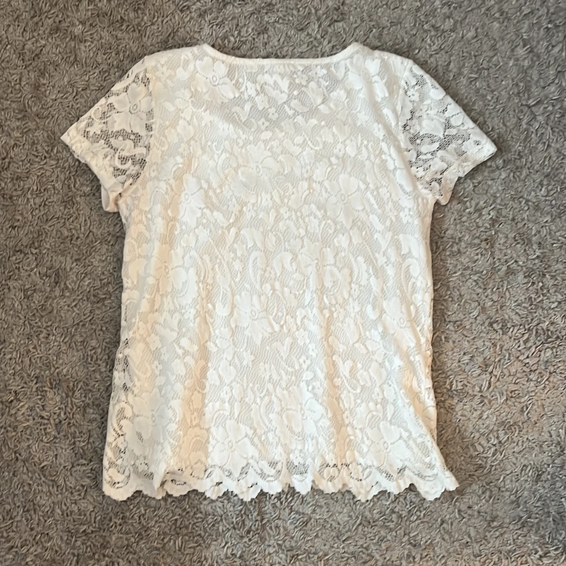  Vit t-shirt med detaljer  - 90