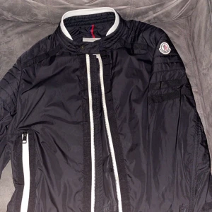 Moncler jacka - Dunder skick, knappt använd, storlek 2/S-M, hör av er vid eventuella frågor 