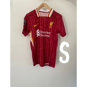 Liverpool hemma kit 2024/25 - Vi har 9 st Liverpool 24/25 tröjor i olika storlekar från S-L