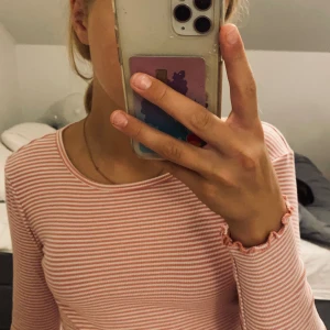 tröja - jättefin tröja från cubus med volangarmar. köpt för 100kr säljs för 40kr. storlek 146-152