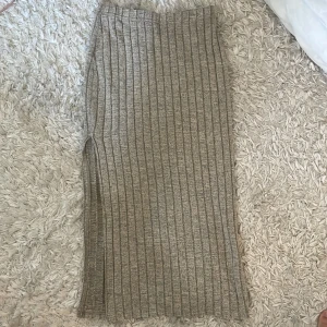 Mysig kjol - Jättemysig och mjuk långkjol med en slits🤗knappt använd men säljer då den är lite liten för mig! 