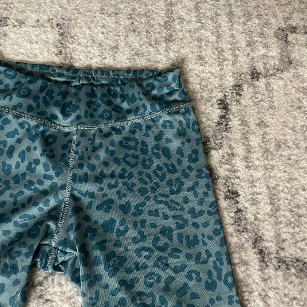 Trönibgsshorts spm jag köpte från Ullared för väldigt länge sen som ja säljer pågrund av att de är små för mig💓hör av dig om du blir intresserad eller vill se fler bilder . Shorts.