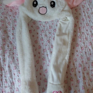 Kawaii mössa💞 - En super söt mössa! Om man trycker på tassarna så viftar man på öronen!🤭