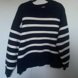 Stickad tröja - Randig stickad tröja från Zara. I ett tyngre och tjockare material. Den är marinblå med vita ränder. Skick 8/10