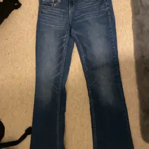 svåra att hitta original aeropostale jeans, inte trasiga någonstans, känns som nya. Passar perfekt på mig som är 160 cm och runt 50 kg förutom att dom är lite för långa. 