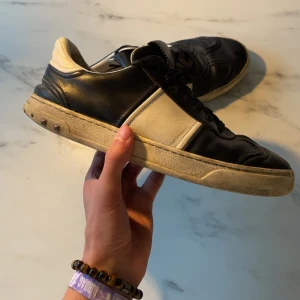 Valentino Flycrew - Hej! Säljer nu mina flycrews då jag använder ett par andra skor. Skorna är i helt okej skick använda men finns mycket liv kvar, ett par nitar av och en liten defekt under skon där framme som inte gör någon skillnad och syns ej, Hör av er 