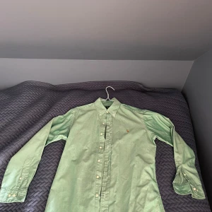 Polo Ralph lauren skjorta Grön - Frön Ralph lauren skjorta, bra skicka knappt använd. Storlek L / S  pris kan diskuteras vid snabb affär 