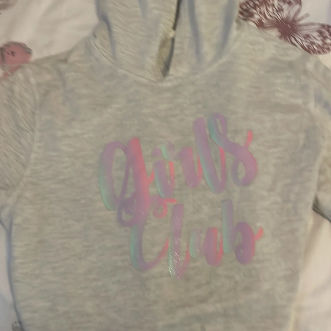 En grå godis med färg glad text