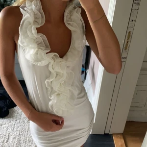 Volang klänning - Jättefin volang klänning perfekt nu till sommaren. Den är lite genomskinlig pga materialet 💕💕 Man kan vika upp klänningen så det ser ut som en topp!