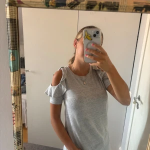 Grå volang topp🩶 - Säljer denna super söta och extremt sköna tröjan som kommer från usa! Den är så fin och skön och passar till allt! Så fina volanger vid axlarna! Passar xs-s kanske m! 