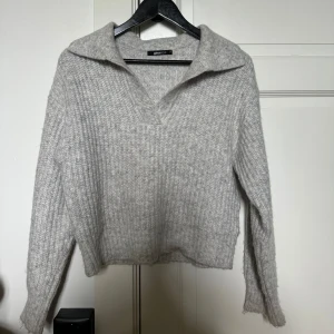 Stickad tröja - En super fin stickad tröja ifrån Gina Tricot! Den är i storlek XS men passar S också. Den är i bra skick. Pris kan diskuteras 💞