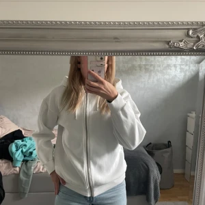 Vit zip hoodie - En oversize hoodie i stl XS Bra skick!